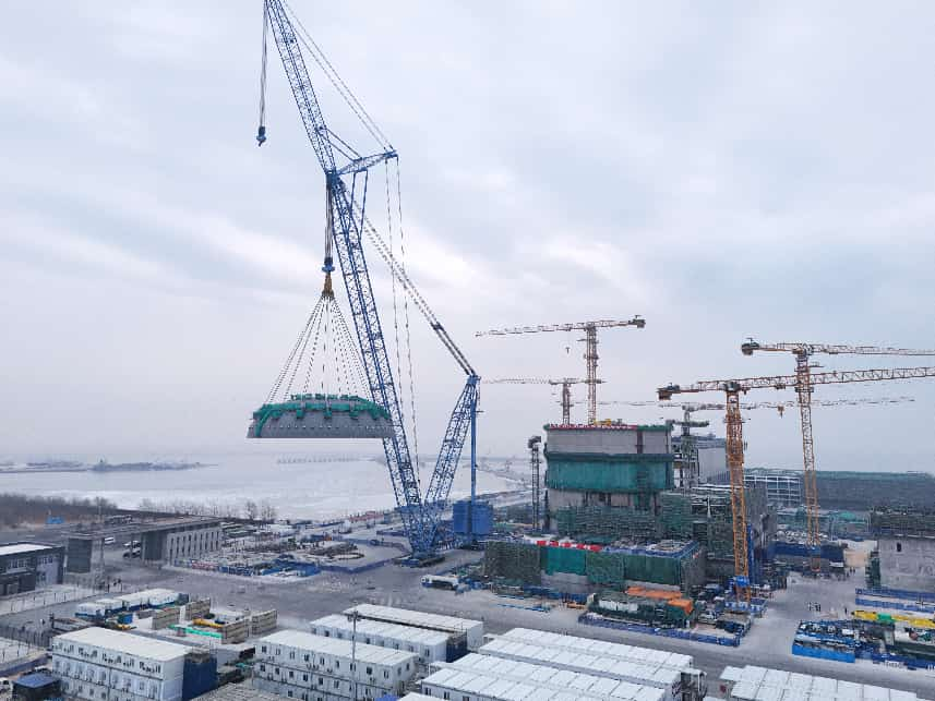 此次吊装作业，安全壳顶封头需要经过起钩、提升、变幅、旋转、行走、下降、落钩等一系列高精度动作。中核辽宁核电有限公司供图