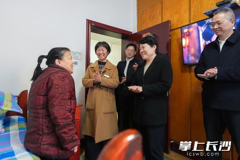 走进市第一社会福利院,吴桂英看望在院老人,送上新春祝福。 均为长沙晚报全媒体记者 郭雨滴 摄 走进市第一社会福利院,吴桂英看望在院老人,送上新春祝福。 均为长沙晚报全媒体记者 郭雨滴 摄