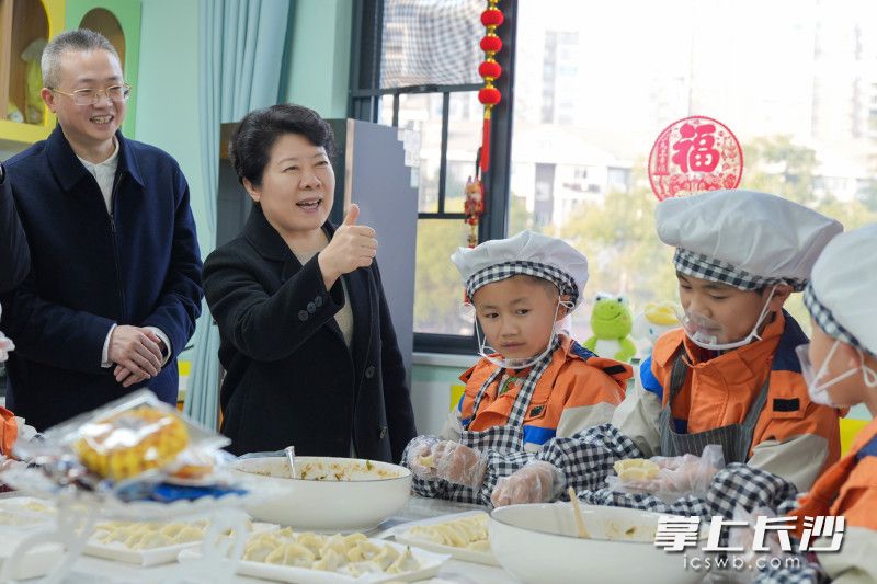 在长沙市儿童福利院,吴桂英与孩子们互动交流。 在长沙市儿童福利院,吴桂英与孩子们互动交流。