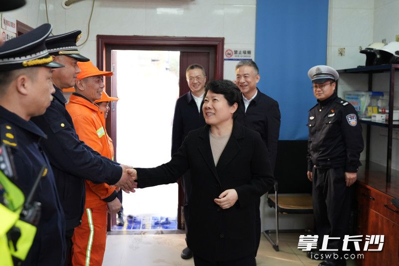 春节将至,省委常委、市委书记吴桂英督导检查安全生产、城市运行保障、节日市场供应等工作,并看望慰问一线工作人员。 春节将至,省委常委、市委书记吴桂英督导检查安全生产、城市运行保障、节日市场供应等工作,并看望慰问一线工作人员。