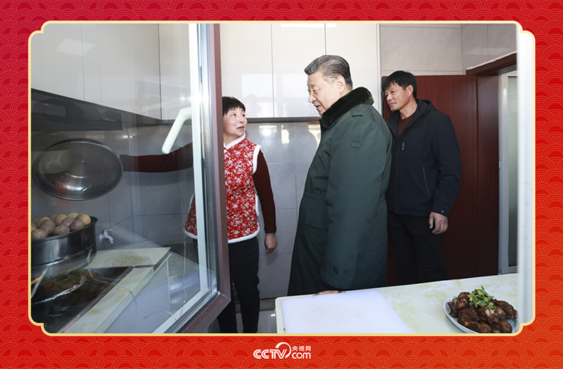 2025年春节前夕,习近平总书记在辽宁葫芦岛市绥中县明水满族乡祝家沟村考察时,走进村民朱西存家看望。