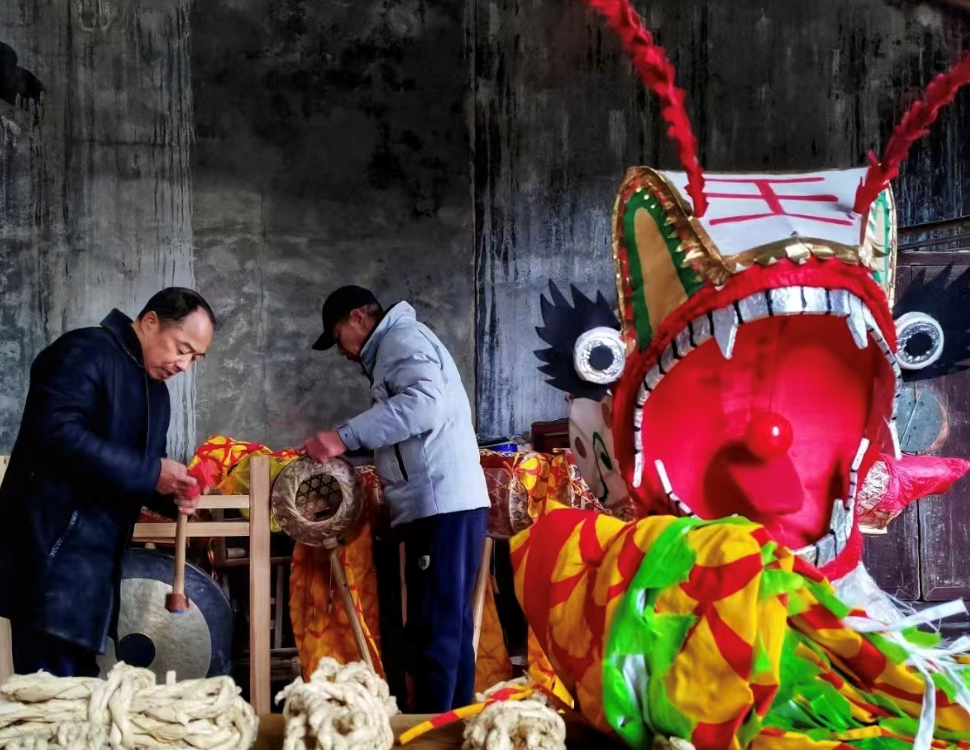 辛小湘丨火龙舞里的浓浓年味(图1)