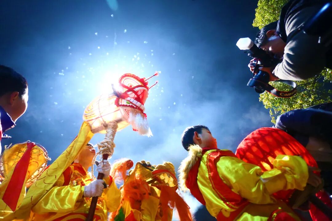 辛小湘丨火龙舞里的浓浓年味(图2)