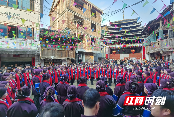 青年们手拉手跳起多耶舞 吴洪亮摄.jpg