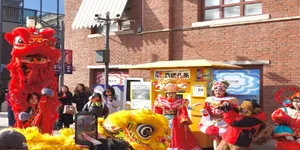 墨香剪纸融民俗 龙腾马跃闹新春