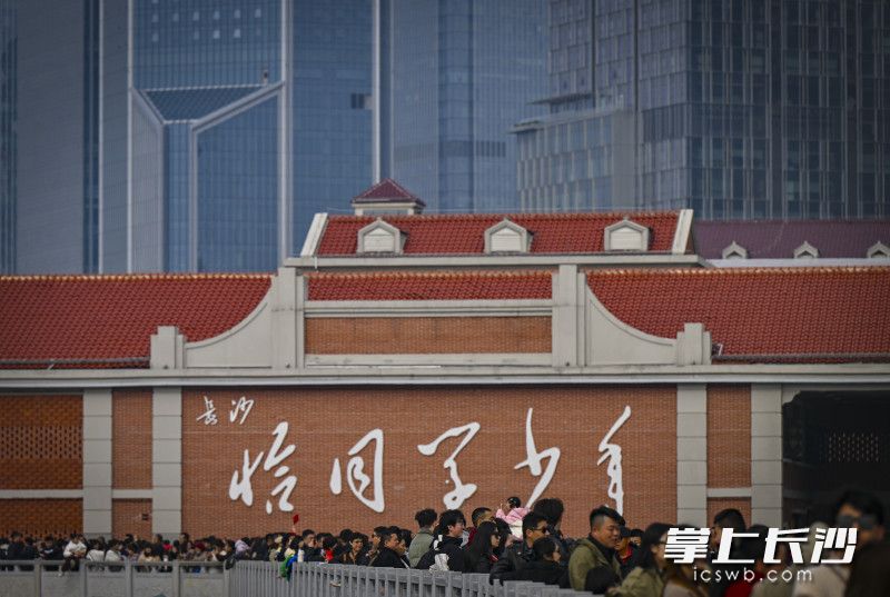 恰同学少年广场，红色文化与青春气息交融，成为市民游客春节假期的热门打卡地。