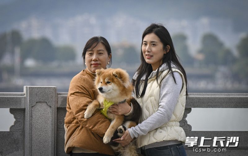 游客在恰同学少年广场拍照打卡。