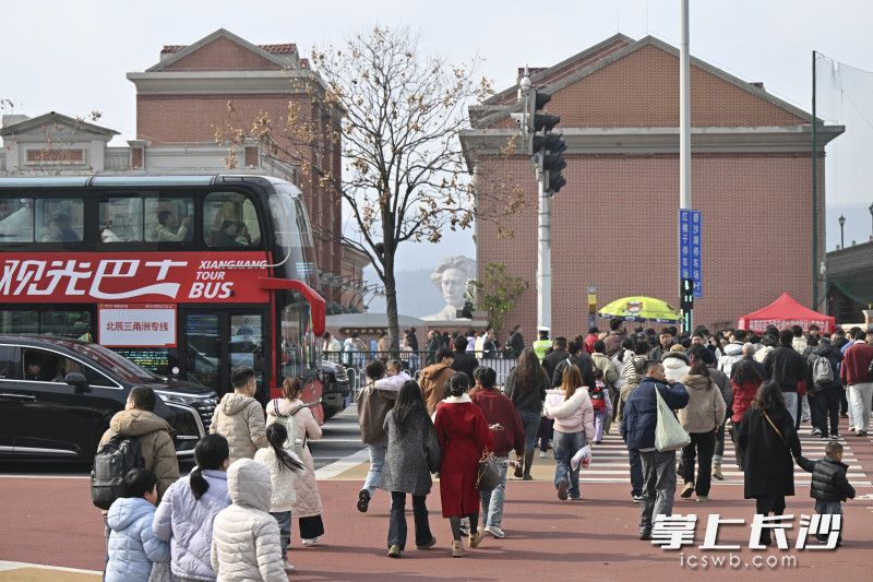 游客络绎不绝。