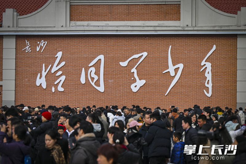 恰同学少年广场游人如织。