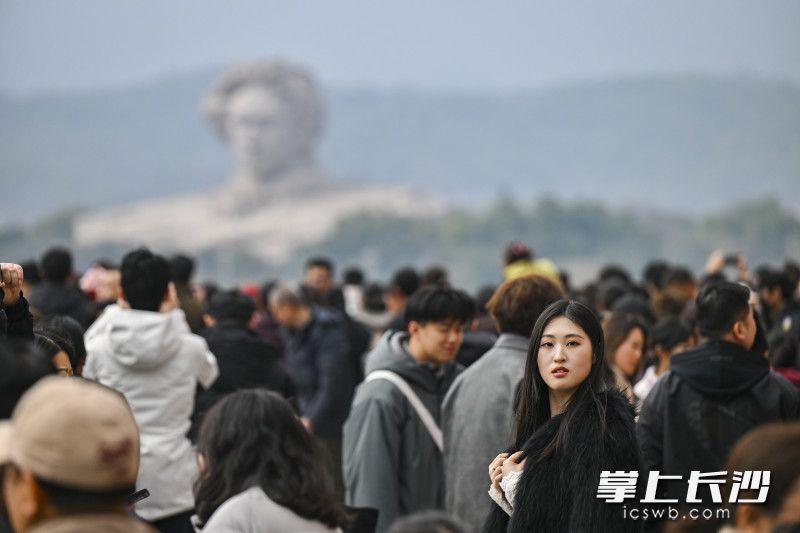 游客在恰同学少年广场拍照打卡。