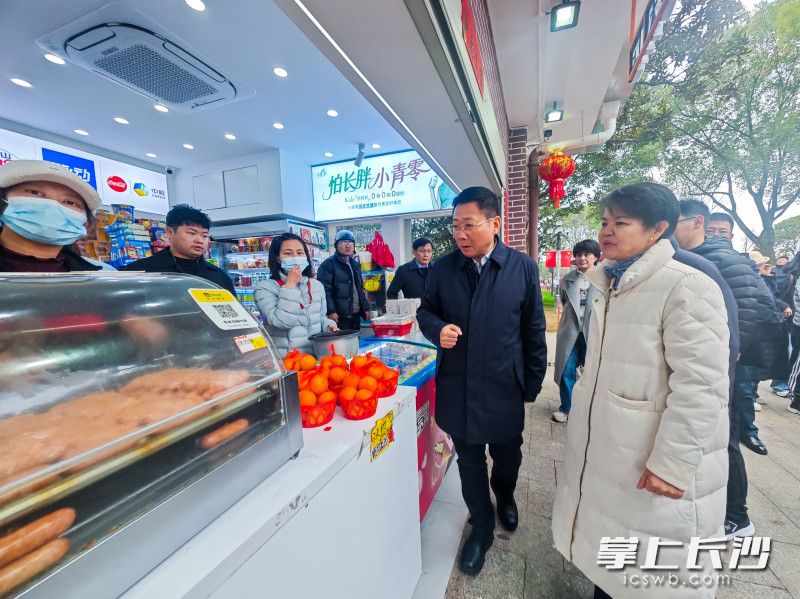 陈博彰在橘子洲景区调研。