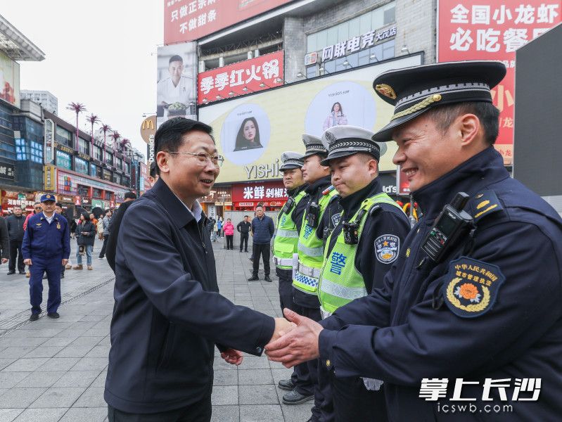 陈博彰在五一商圈看望一线工作人员。均为长沙晚报全媒体记者 董阳 摄