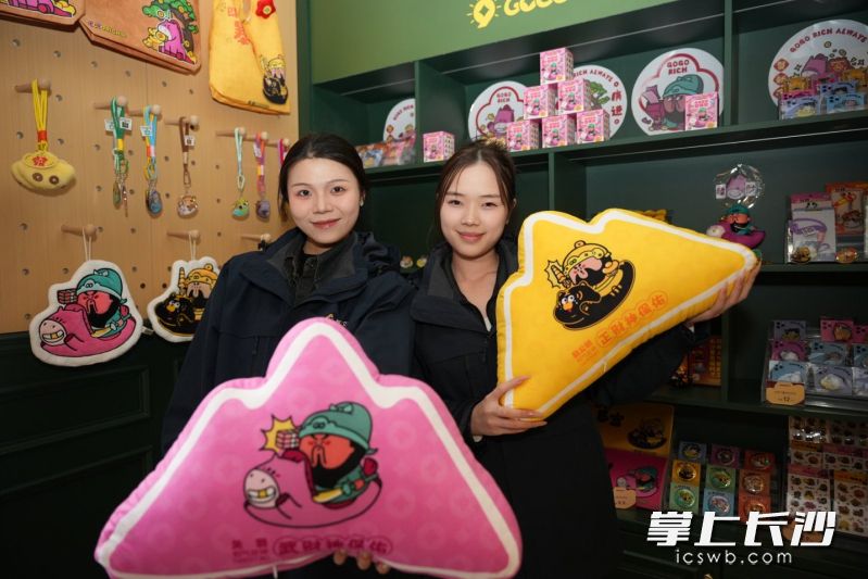 新春限定款文创周边上线杜甫江阁。 新春限定款文创周边上线杜甫江阁。