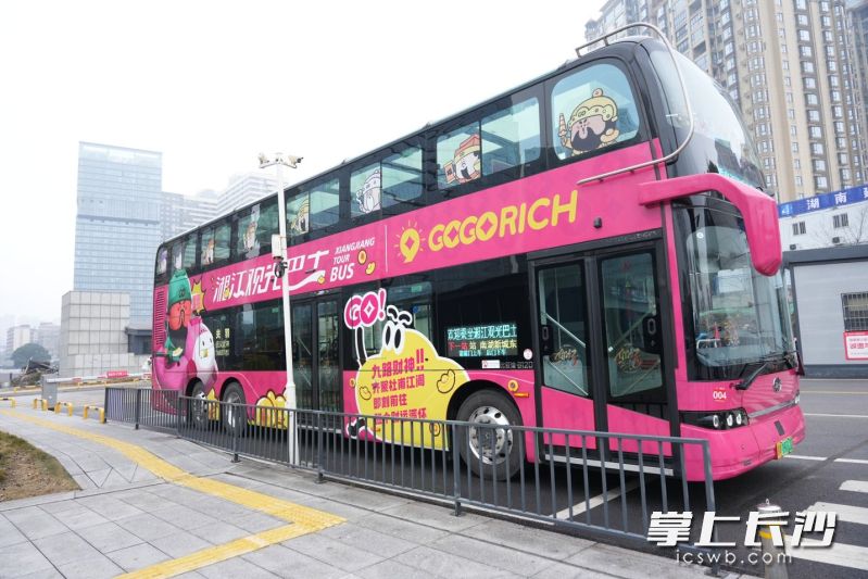 2月21日,湘江观光巴士化身“福气驿站”,为市民游客送上新春祝福。均为长沙晚报通讯员 孙婧瑶 供图 2月21日,湘江观光巴士化身“福气驿站”,为市民游客送上新春祝福。均为长沙晚报通讯员 孙婧瑶 供图
