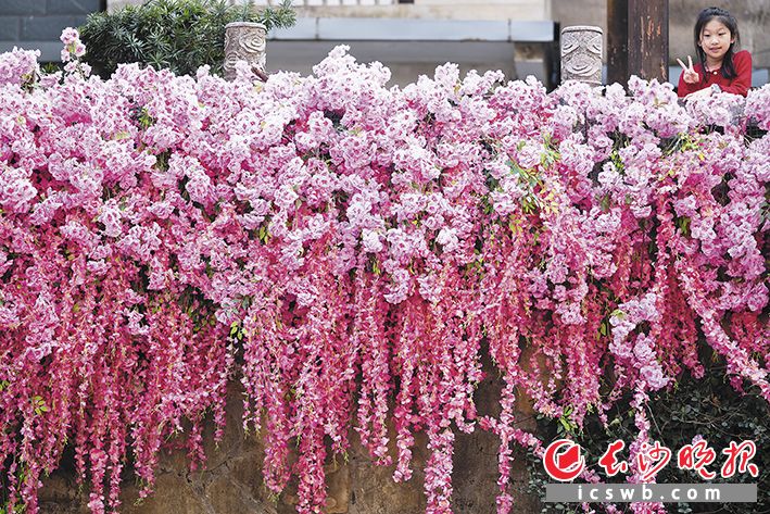 2月22日,潮宗街人流如织,一位游客在装扮过的潮宗亭前留影。长沙晚报全媒体首席记者 黄启晴 摄 2月22日,潮宗街人流如织,一位游客在装扮过的潮宗亭前留影。长沙晚报全媒体首席记者 黄启晴 摄