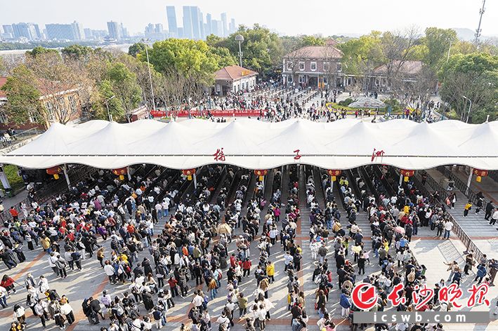 2月21日,橘子洲景区入口大批游客排队入园。长沙晚报全媒体记者 邓迪 摄 2月21日,橘子洲景区入口大批游客排队入园。长沙晚报全媒体记者 邓迪 摄