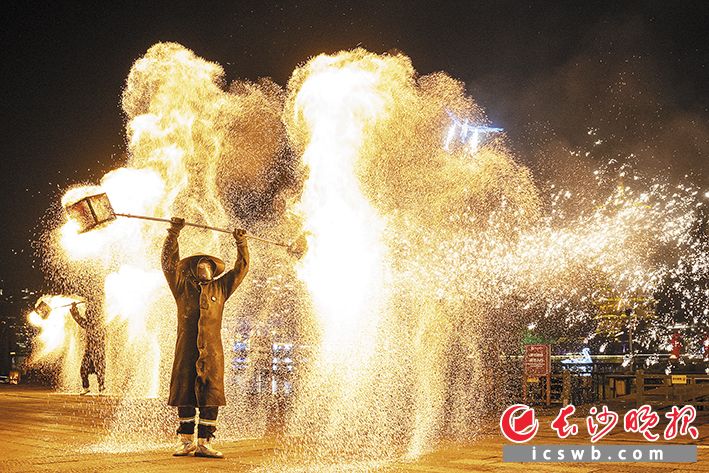 长沙铜官窑古镇的舞火龙、火壶、火魔方等火艺表演轮番登场。长沙晚报全媒体记者 周数邑 通讯员 叶友朋 冷文娟摄影报道 长沙铜官窑古镇的舞火龙、火壶、火魔方等火艺表演轮番登场。长沙晚报全媒体记者 周数邑 通讯员 叶友朋 冷文娟摄影报道