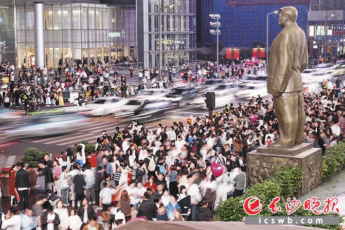 2月22日,司门口人行横道前,车流如织。一旁的游客们在有序通过路口。长沙晚报全媒体首席记者 黄启晴 摄 2月22日,司门口人行横道前,车流如织。一旁的游客们在有序通过路口。长沙晚报全媒体首席记者 黄启晴 摄