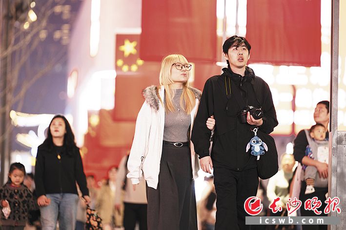 2月22日,国旗装扮着街道让年味更加浓郁。长沙晚报全媒体首席记者 黄启晴 摄 2月22日,国旗装扮着街道让年味更加浓郁。长沙晚报全媒体首席记者 黄启晴 摄