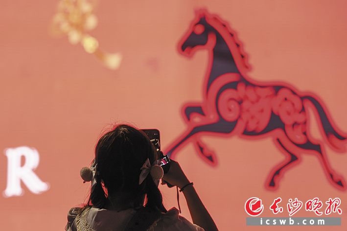 2月22日,云玺天街屏幕投出的马年插画引得游客拍照。 长沙晚报全媒体首席记者 黄启晴 摄 2月22日,云玺天街屏幕投出的马年插画引得游客拍照。 长沙晚报全媒体首席记者 黄启晴 摄