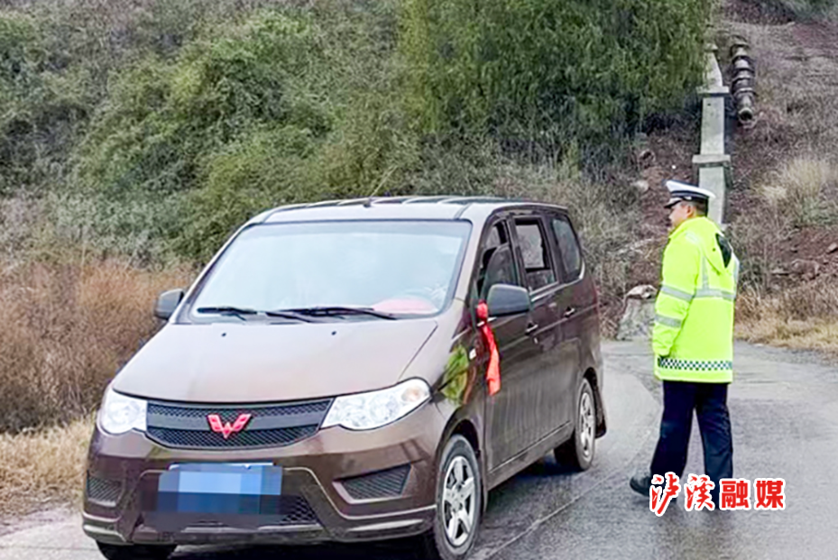 春节上班第一天交警.jpg 春节上班第一天交警.jpg