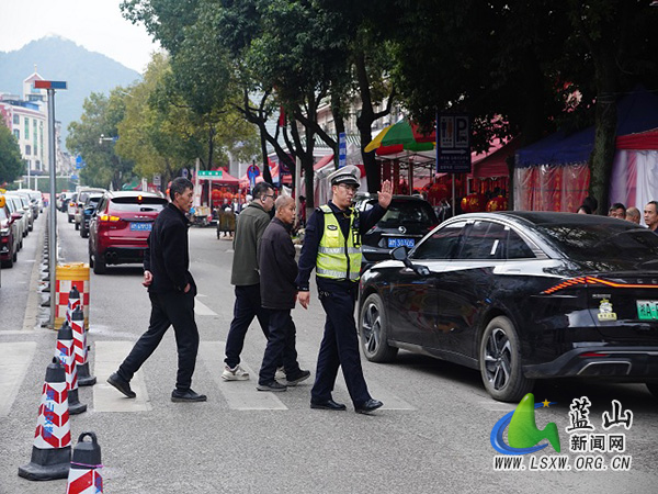 【新春走基层】蓝山公安交警：坚守铺就坦途 圆满完成2026年春节假期交通安保工作任务.jpg