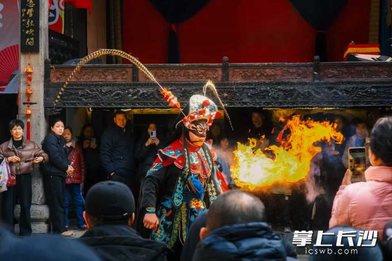 王启发在表演喷火绝活。