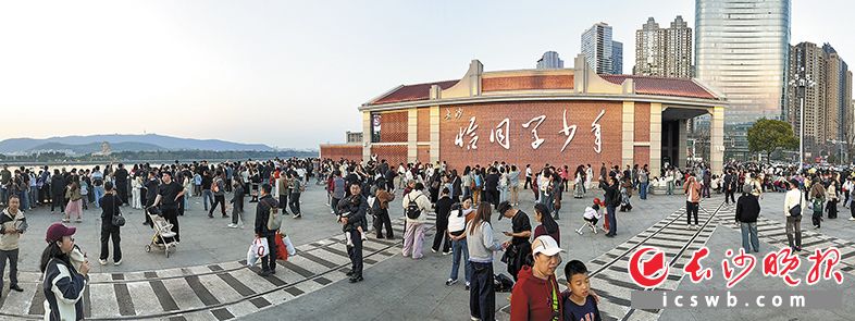 2月22日，天心区恰同学少年广场游客云集。红韵悠长，青春飞扬，这里是长沙新春热门的红色打卡地。 长沙晚报全媒体记者 邓迪 摄