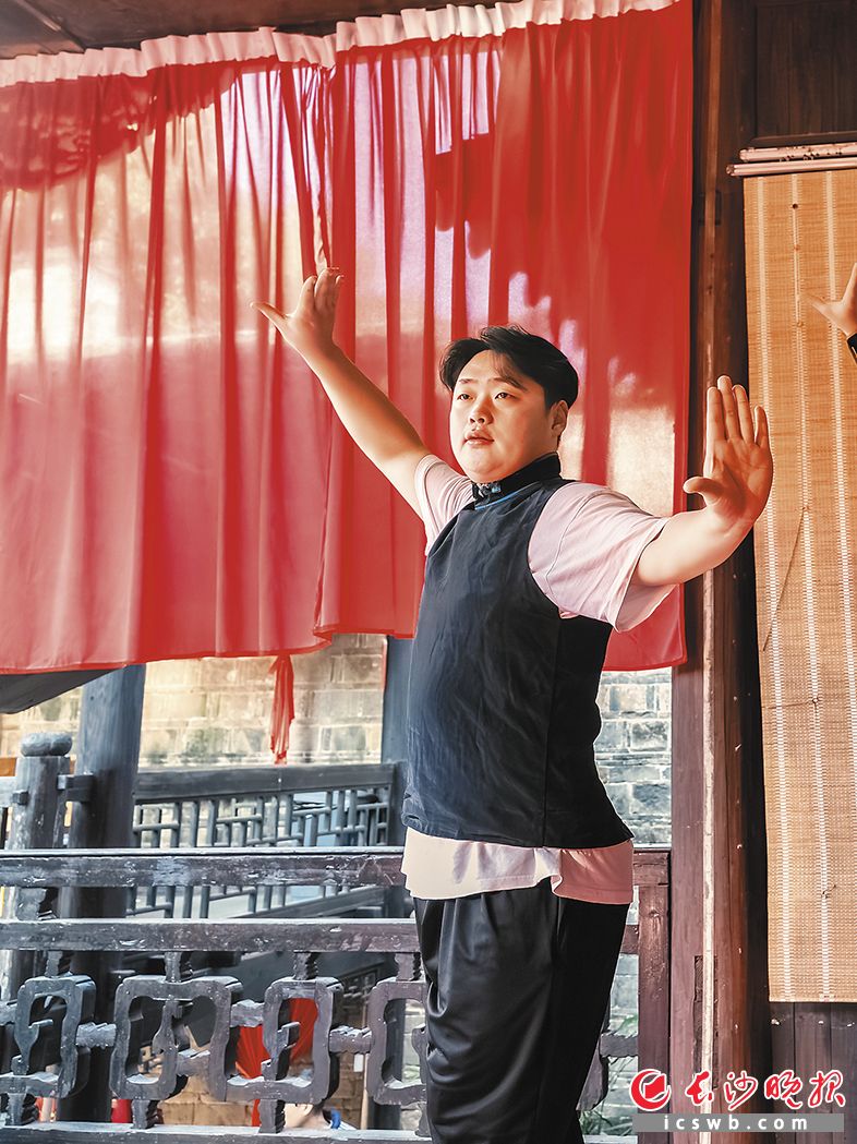 台上一分钟，台下十年功。练功是王启发每天的必修课。 均为长沙晚报全媒体记者 陈飞 摄