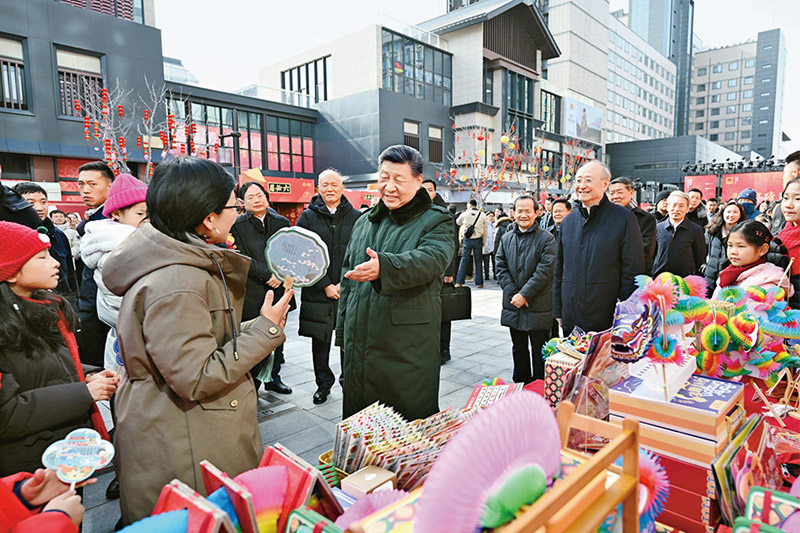 2026年2月9日至10日，中共中央总书记、国家主席、中央军委主席习近平在北京考察并看望慰问基层干部群众。这是10日上午，习近平在东城区隆福寺街区新春市集考察时，同现场群众亲切交流。 新华社记者 燕雁/摄