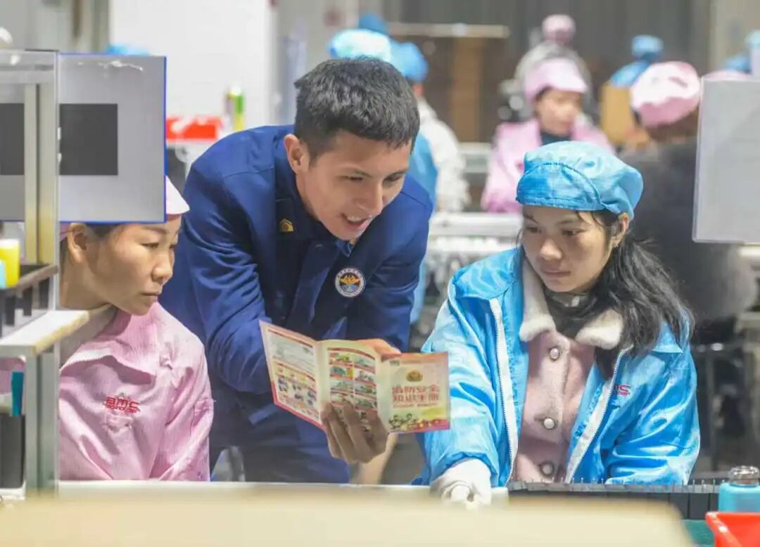 11 2月24日，道县消防救援大队深入道县工业园区开展“开工第一课讲安全”活动，到雅晶源科技（湖南）有限公司、永州创优运动用品有限公司等企业开展春节后企业复工复产消防安全宣传培训。.jpg