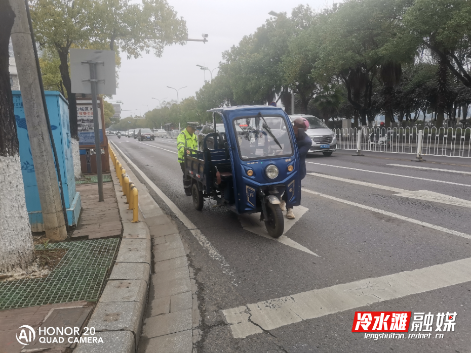三轮车突发故障滞留路口 冷水滩交警暖心推车保畅通 (1).jpg