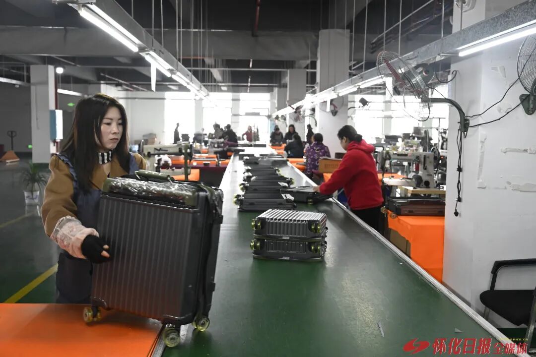 12 2月22日，怀化国际陆港经开区安全生产工作人员在途佳箱包的车间里，为员工开展“开工第一课讲安全”活动。该企业严格按照园区要求，制定了详细的复工复产方案，在完成设备检修、人员培训和隐患排查后，顺利恢复生产。.jpg