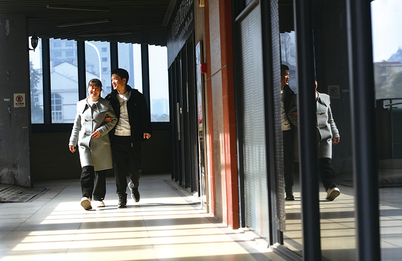 黑暗中摸索出光彩人生