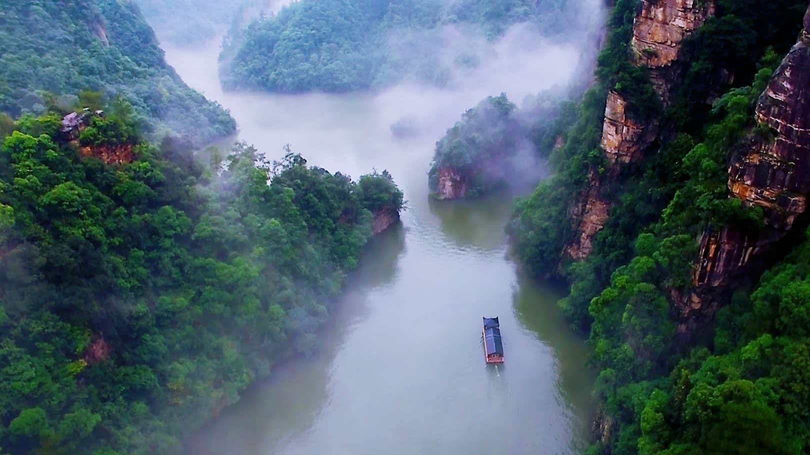 张家界宝峰湖：金蟾衔月映湖光，飞瀑流歌入画来