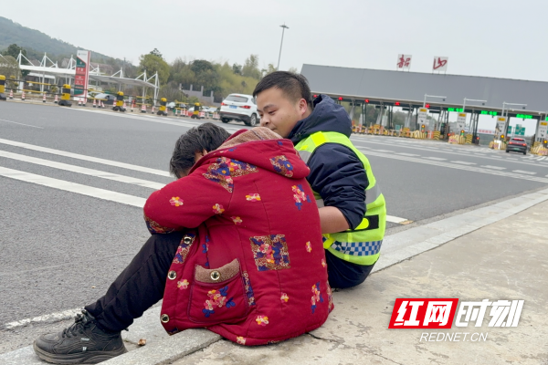 已调整 韶山中心站工作人员耐心守护迷路老人.png 已调整 韶山中心站工作人员耐心守护迷路老人.png