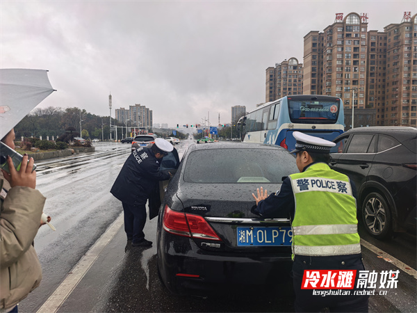 阴雨天里的“推车侠”——冷水滩交警冒雨快速处置追尾事故保畅通 (1).jpg 阴雨天里的“推车侠”——冷水滩交警冒雨快速处置追尾事故保畅通 (1).jpg