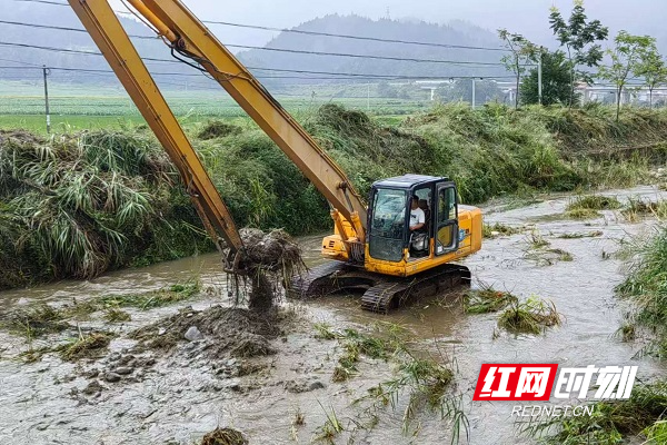 形成制度后定期对浙水河井坡段进行清淤管护.jpg 形成制度后定期对浙水河井坡段进行清淤管护.jpg