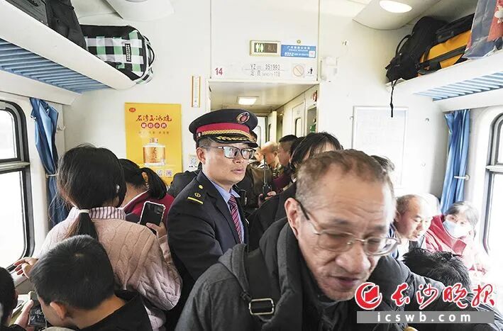 列车长陈颖正在车厢内巡视,这个春节他已连续工作70个小时。 列车长陈颖正在车厢内巡视,这个春节他已连续工作70个小时。