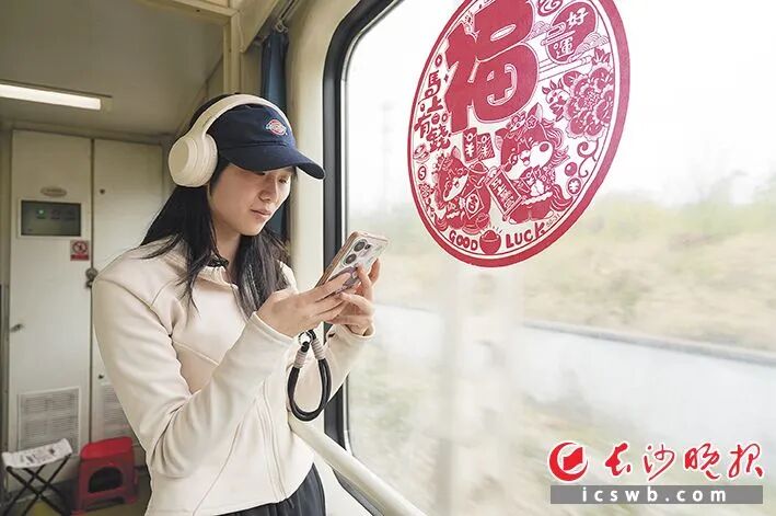 22岁的湖北姑娘虞嘉欣要去广州做一名马术教练,目前正在实习。 22岁的湖北姑娘虞嘉欣要去广州做一名马术教练,目前正在实习。