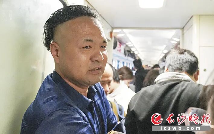 来自邵东的中年男子微信名“乐凡”,目前在广州一家服装厂做厂长,家里三个孩子,一家五口,全靠他一人。 来自邵东的中年男子微信名“乐凡”,目前在广州一家服装厂做厂长,家里三个孩子,一家五口,全靠他一人。