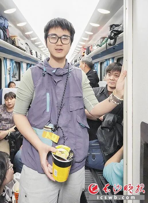 25岁的小温是湖南湘乡人,他硕士毕业,准备在广东入职一家AI企业。 25岁的小温是湖南湘乡人,他硕士毕业,准备在广东入职一家AI企业。