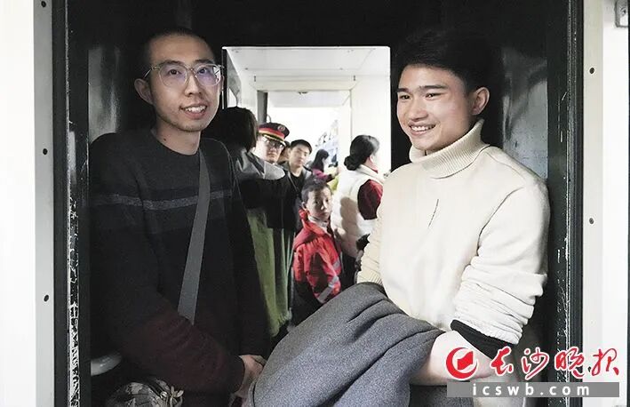 河北小伙崔江天,刚硕士毕业,这次去广州准备找份工作,他刚在这趟列车上认识湖南伢子小黄,两人相谈甚欢。 河北小伙崔江天,刚硕士毕业,这次去广州准备找份工作,他刚在这趟列车上认识湖南伢子小黄,两人相谈甚欢。