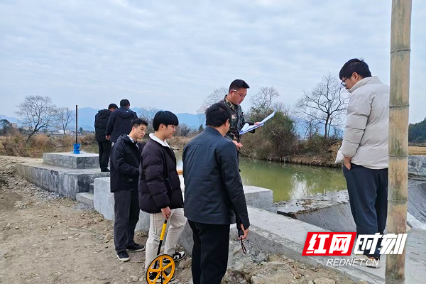 镇水利工作人员在水利项目现场为人大代表等人员开展“微培训”.jpg 镇水利工作人员在水利项目现场为人大代表等人员开展“微培训”.jpg