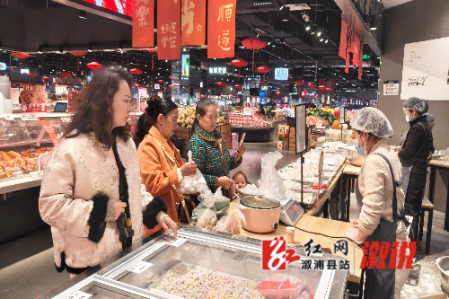 市民挑选汤圆.jpg 市民挑选汤圆.jpg