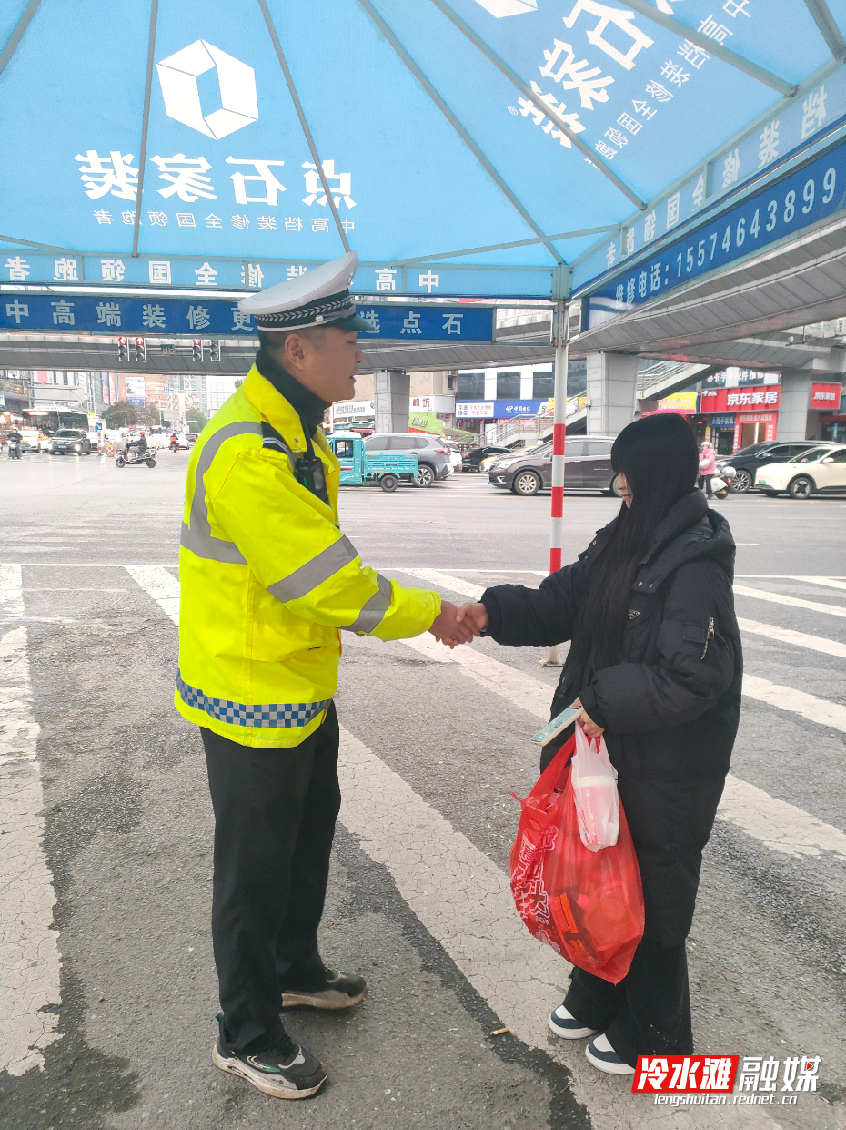 冷水滩交警执勤捡手机&nbsp;归还失主暖人心 (3).jpg