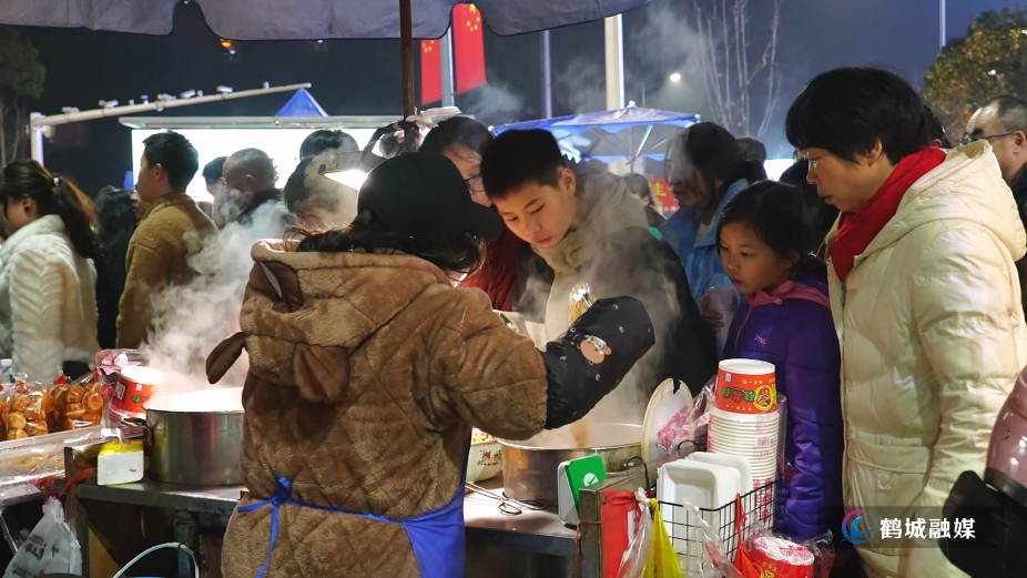 榆树湾青春广场元宵人气爆棚 市民打卡乐享佳节.mp4_20260304_173452.356.jpg