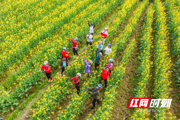 2026年3月5日，在湖南省永州市道县祥霖铺镇两河口村，游客在油菜花田间游玩赏花。 (4).jpg