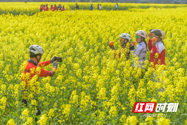 2026年3月5日，在湖南省永州市道县祥霖铺镇两河口村，游客在油菜花田间游玩赏花。 (9).jpg