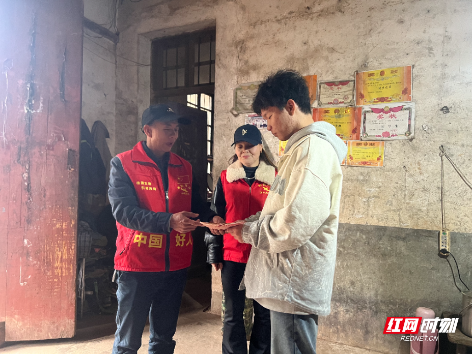 图片说明：中国好人武国水带领志愿者“爱心助学”送温暖到学子家里.jpg